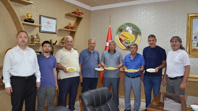 Gaziantep'te yılın ilk mahsulü Antep fıstığını ticaret borsasına getiren çiftçiye ödül
