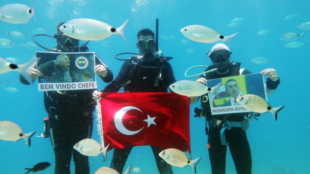 Fethiye'deki dalgıçlar, Ali Koç'un yeniden başkanlığa seçilmesini su altında kutladı