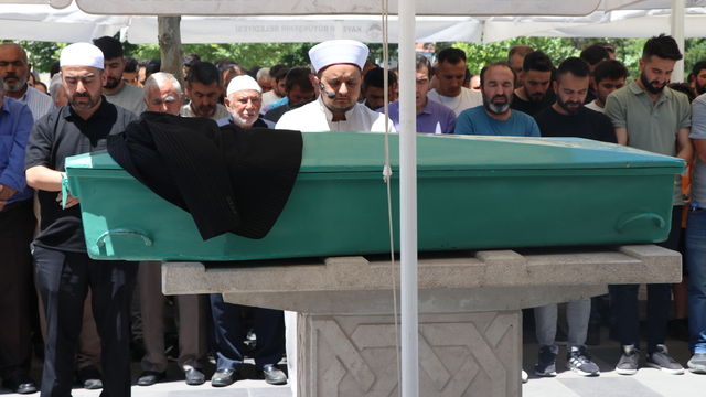 Alacak tartışmasında öldürülen inşaat işçisi toprağa verildi