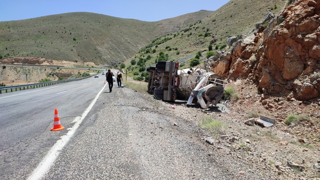 Adıyaman'da devrilen beton mikserinin sürücüsü yaralandı - Adıyaman Haberleri