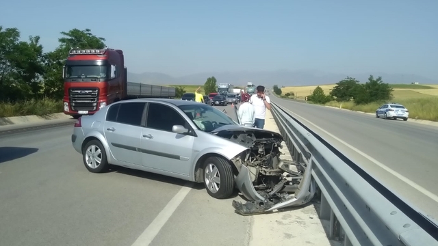 Amasya'da bariyere çarpan otomobildeki 3 kişi yaralandı - Amasya Haberleri