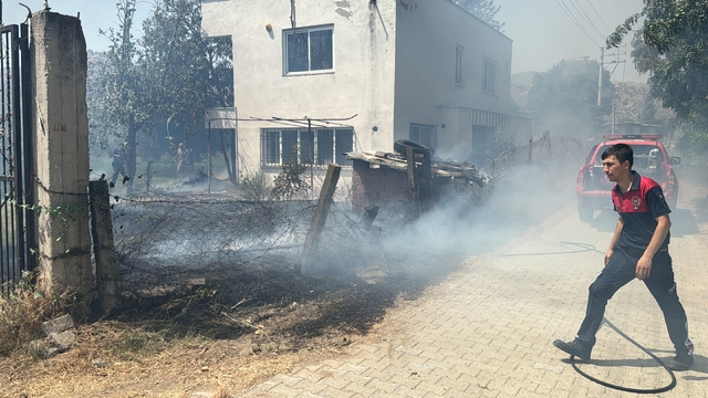 Efeler'de otluk alanda çıkan yangın söndürüldü