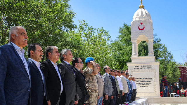 Diyarbakır'da PKK'lı teröristlerce 31 yıl önce şehit edilen Neşe öğretmen anısına anıt yapıldı