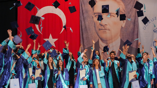 Dokuz Eylül Üniversitesi öğrencileri mezuniyet heyecanı yaşadı