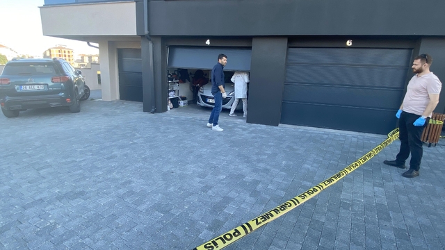 Eşini ve üvey kızını tabancayla öldürüp, intihar etti