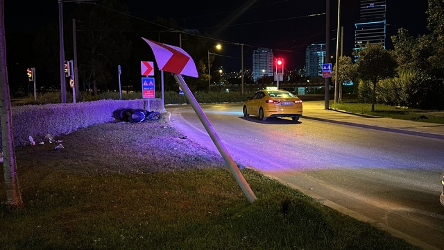 Motosiklet, viraj levhasına çarptı: 1'i ağır 2 yaralı