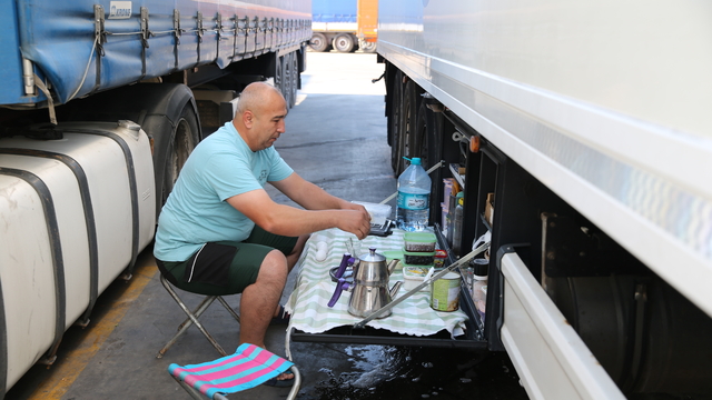 Kapıkule'de sırada bekleyen tır şoförleri bayrama ailelerinden uzakta girdi