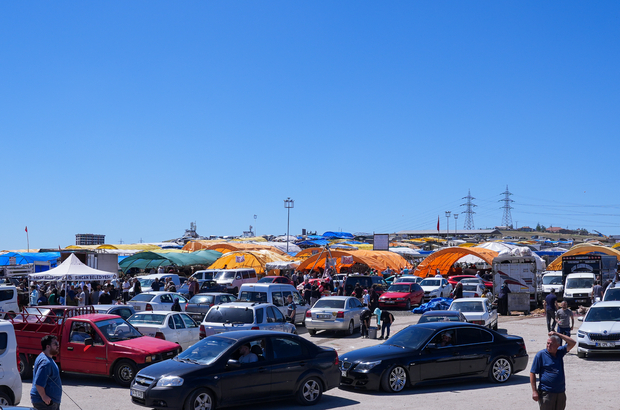 Başkentte kurban pazar yerleri ve kesimhanelerde ilk gün yoğunluğu yaşanıyor