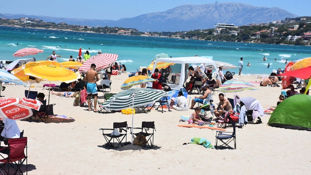 Bayramın ilk gününde Ilıca Plajı'nda yoğunluk