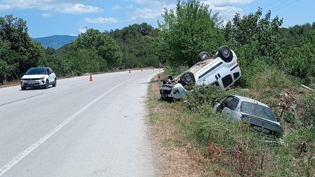 Sinop'ta hafif ticari araçla otomobilin çarpıştığı kazada 3 kişi yaralandı