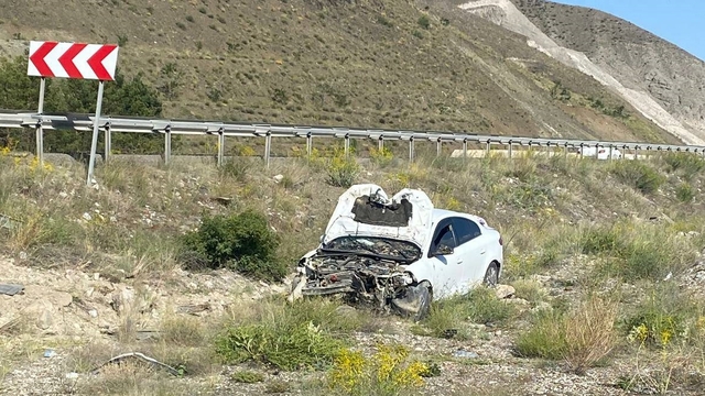 Erzincan'da şarampole devrilen araçtaki 2 kişi yaralandı