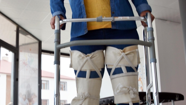 Doktorlar 'artık yürümezsin' dedi, azmi ve fizik tedaviyle 15 yıl sonra ilk adımını attı