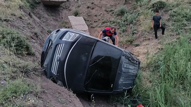 Ağrı'da hafif ticari aracın şarampole devridiği kazada 4 kişi yaralandı