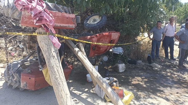 Devrilen traktörün sürücüsü öldü, eşi yaralandı