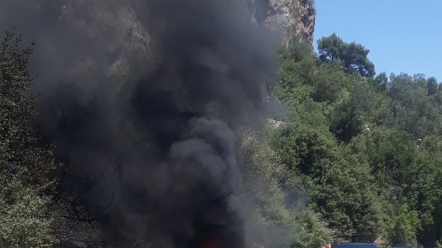 Antalya'da otomobilden ormanlık alana sıçrayan yangın söndürüldü