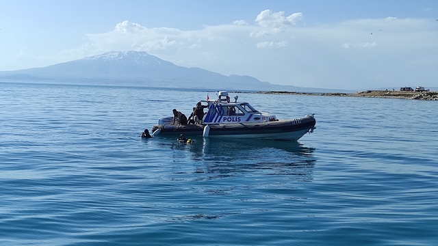 Van Gölü'nde kaybolan Ahmet, 'ROV' cihazı ile aranıyor