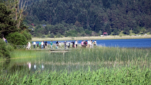 Abant'ta tatilci yoğunluğu