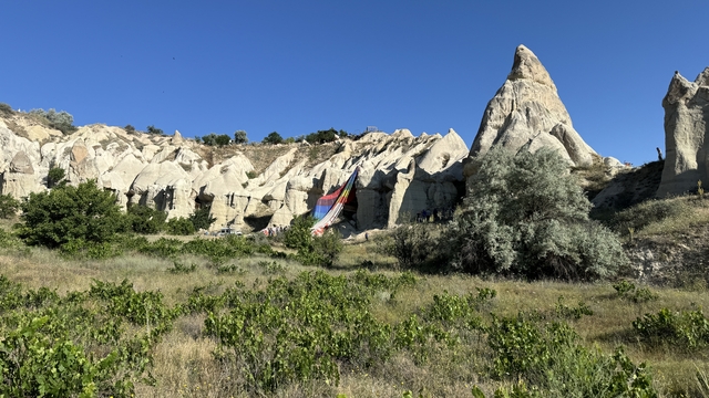 Kapadokya'da ters rüzgarla karşılaşan balon kayalıklara iniş yaptı