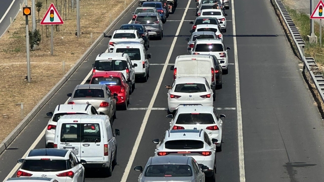 Tekirdağ'dan İstanbul yönüne araç yoğunluğu artarak sürüyor
