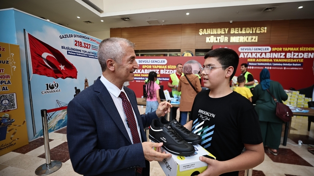 Gaziantep'te öğrencilere karne hediyesi olarak spor ayakkabısı verilecek
