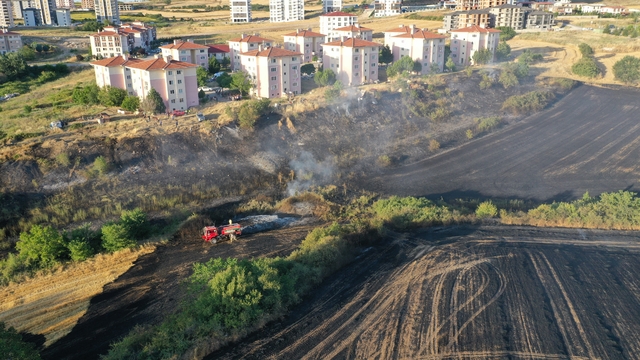 Edirne'de toplu konutlar yakınındaki tarlada çıkan anız yangını söndürüldü