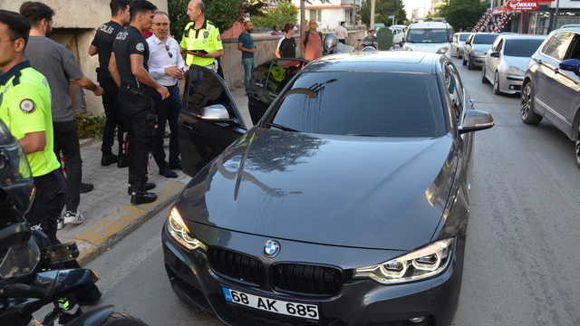 'Dur' ihtarına uymayıp, polise silah gösteren şüpheliler takip sonucu yakalandı: Sürücüye 60 bin lira ceza uygulandı