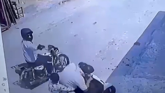 Torunlarının gözü önünde tabancayla başından vuruldu; saldırı anı kamerada