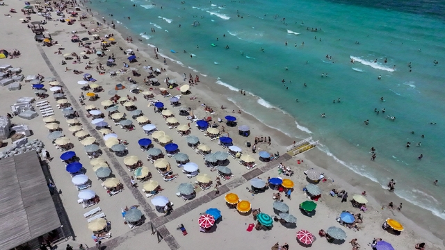 Bayram tatilinde Çeşme'nin otelleri de plajları da doldu