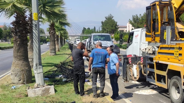 Denizli'de bariyere çarpan hafif ticari araçtaki 7 kişi yaralandı