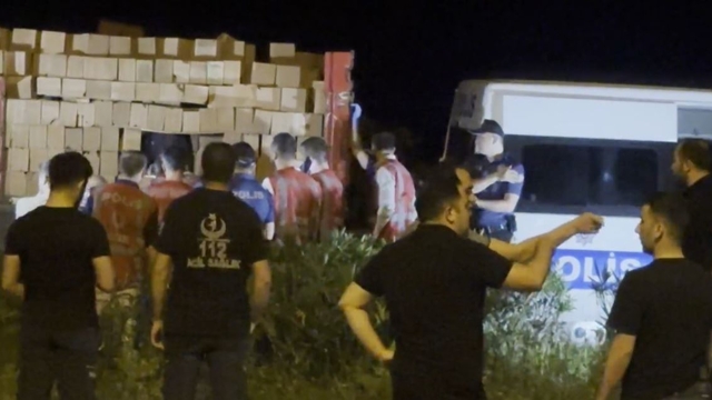 Tuğla yüklü TIR'daki gizli bölümde 30 kaçak göçmen yakalandı