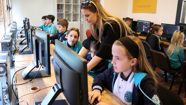 Türkiye Maarif Vakfı okullarında "yapay zeka" müfredatı hayata geçiriliyor