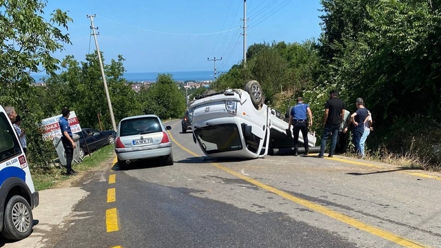Sakarya'da devrilen kamyonetin sürücüsü yaralandı