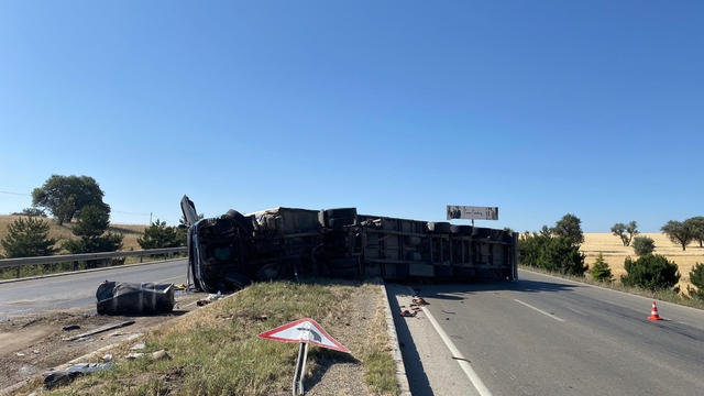 Afyonkarahisar'da refüje devrilen tırın sürücüsü yaralandı