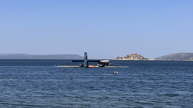 Muğla'da göle düşen yangın söndürme uçağının enkazı çıkarılıyor