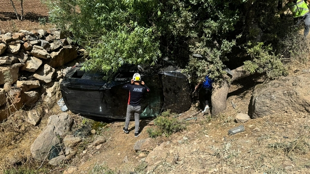 Siirt'te şarampole devrilen hafif ticari araçta 3 kişi yaralandı