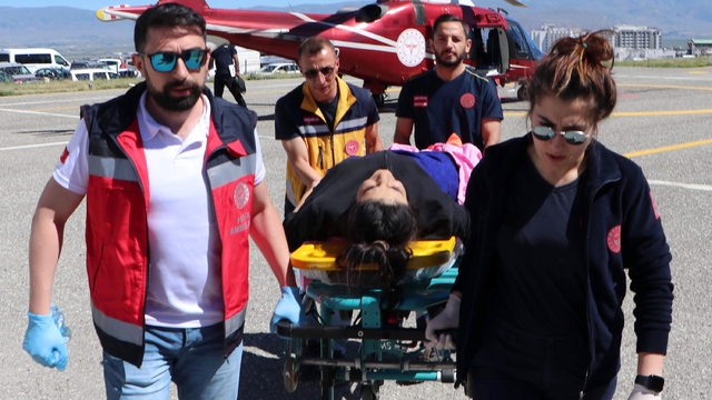 Evlerinin bahçesinde otururken silahlı saldırıya uğrayan baba öldü, kızı yaralandı