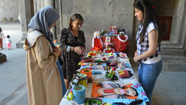 Erzurum'da psikiyatrik tedavi görürken atıktan yaptığı süs eşyalarıyla sergi açtı