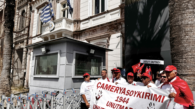 Çamerya katliamının 80. yılında Yunanistan'ın İzmir Konsolosluğu önüne siyah çelenk bırakıldı