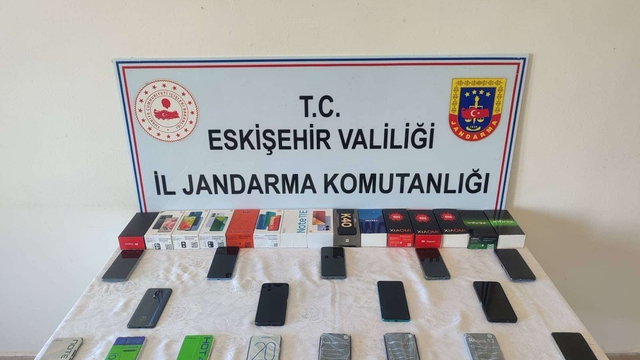 Eskişehir'de gümrük kaçağı 17 cep telefonu ele geçirildi