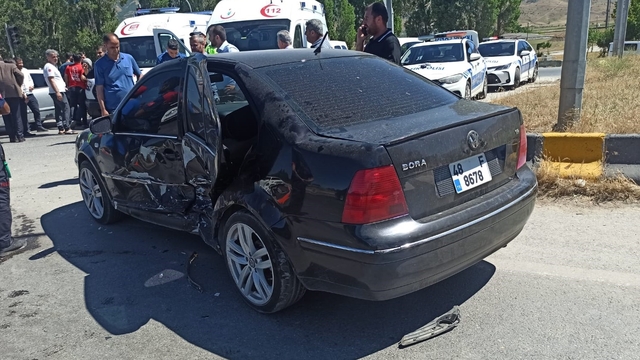 Muş'ta çarpışan iki otomobildeki 3 kişi yaralandı
