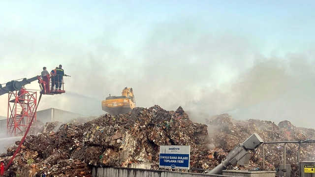 Tekirdağ'da, fabrikanın hurda kağıt bölümünde çıkan yangın söndürüldü