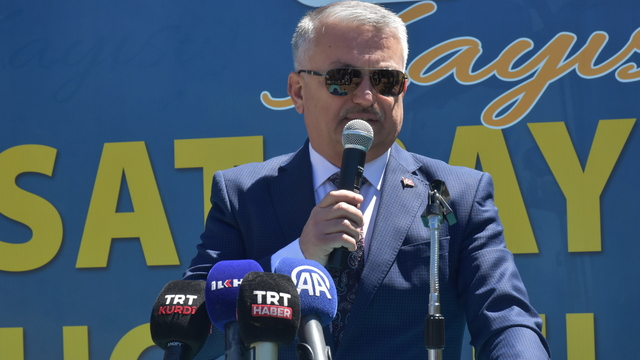 Malatya'da kent protokolü kayısı hasadına katıldı