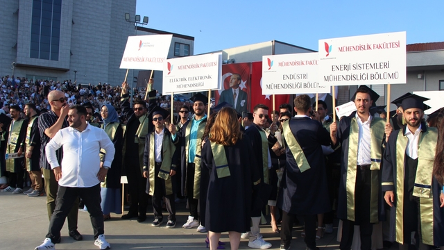 Yalova Üniversitesi 3 bin 552 öğrencisini mezun etti