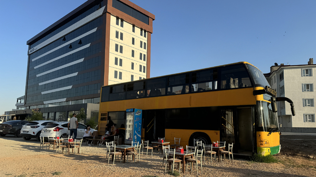 Yıllarca yolcu taşıyan çift katlı halk otobüsü Elazığ'da lezzet durağı oldu