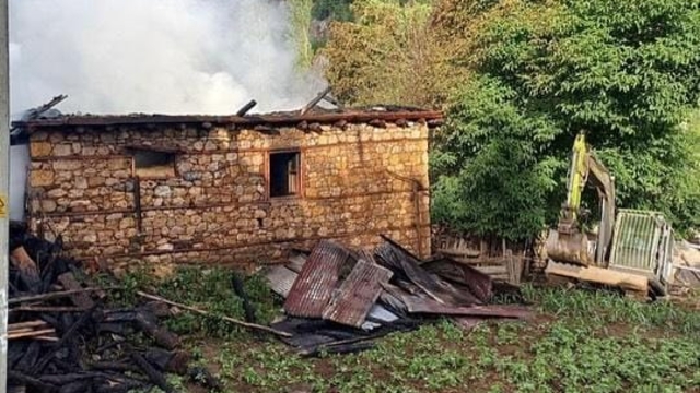 Adana'da çıkan yangında müstakil ev kullanılamaz hale geldi