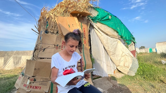 Tarlada çapa yapıp, çadırda ders çalışıyor: Mevsimlik çocuk işçiler