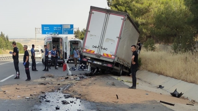 Edirne'de buğday yüklü römorka çarpan kamyonetteki 3 kişi öldü