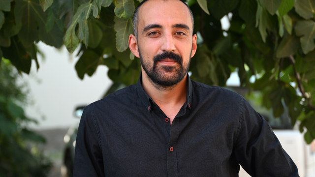 Adana'da motosiklet sürücüsü yola çıkan yılan için trafiği durdurdu