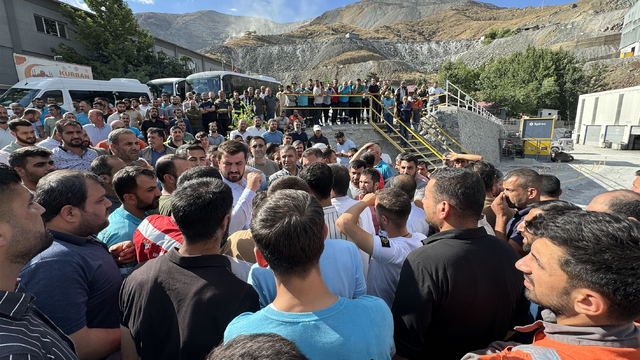 Elazığ'da maden işçileri iş bırakma eylemi yaptı