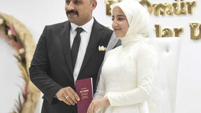 6 Şubat depremlerinde enkazdan çıkarılan kız, kendisini kurtaran itfaiye eriyle evlendi